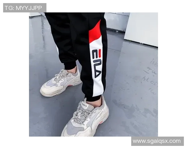 足球明星时尚新风潮卫衣搭配引领潮流运动与休闲完美结合